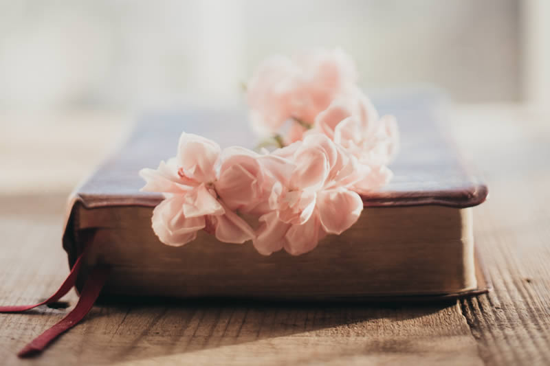 bibbia con fiori: guida al funerale